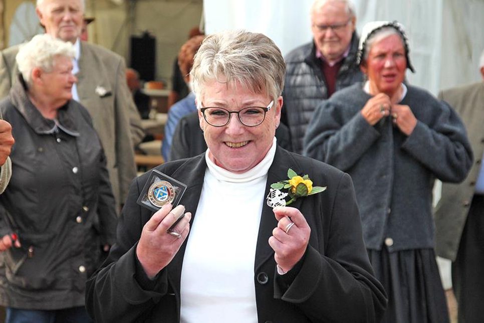 Ex-Majestät Sabine Schröder zeigt die traditionelle Anstecknadel und Gemeindemedaille.