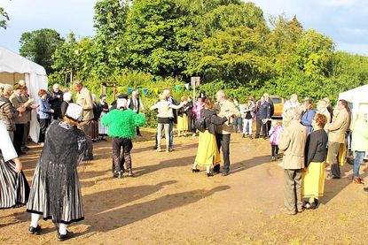 Anlässlich des 200-jährigen Jubiläums der Knochenbruchgilde Neuheikendorf wurde eifrig das Tanzbein geschwungen.