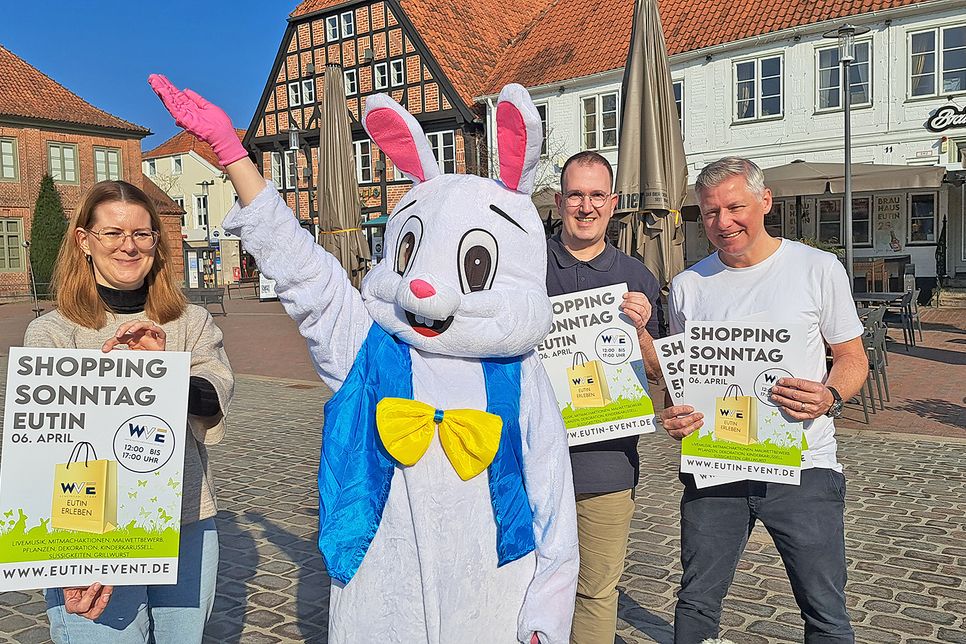 Claudia Schadwinkel, Thorben Junge und Marcus Gutzeit (v.l.) organisieren über die „Gute Zeit OHG“ für die WVE die diesjährigen Einkaufssonntage. Am 6. April ist auch der Osterhase dabei.
