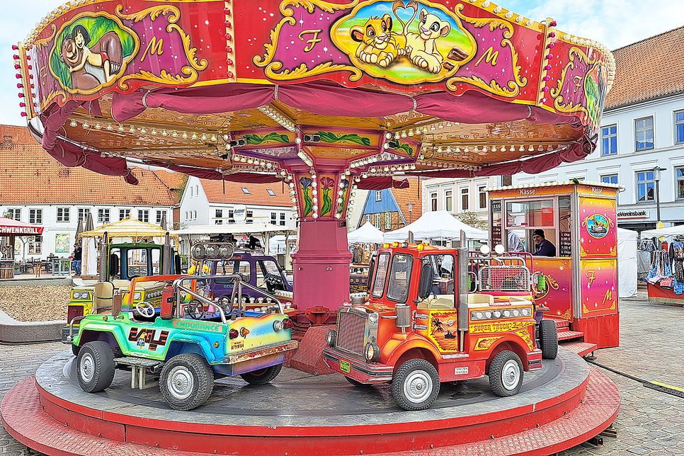 Die Jüngsten können eine Fahrt auf dem Karussell wagen.