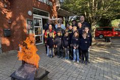 Die Kinderfeuerwehr mit Betreuern, Brandschutzerzieherin und Bürgermeister am Feuerwehrgerätehaus Roge.