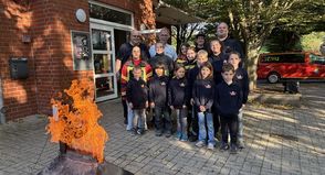 Die Kinderfeuerwehr mit Betreuern, Brandschutzerzieherin und Bürgermeister am Feuerwehrgerätehaus Roge.