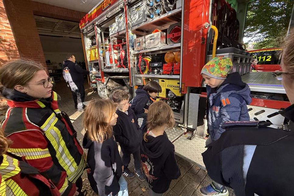 Neugierig inspizieren die Kinder das große Tanklöschfahrzeug der Feuerwehr.
