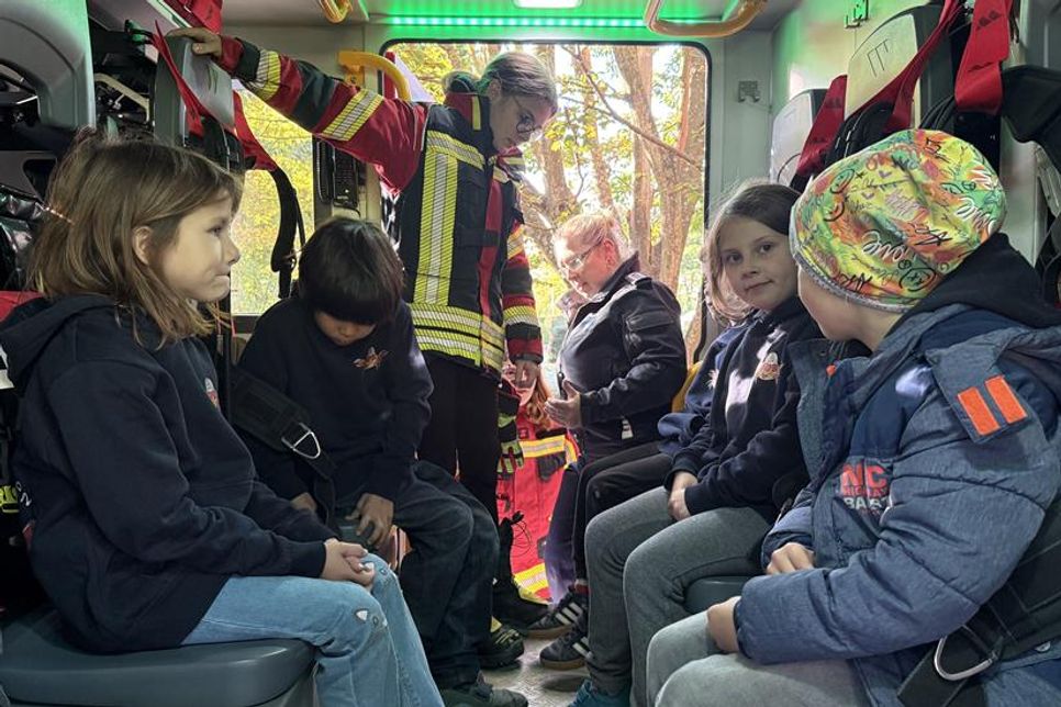 Einmal selbst im Feuerwehrfahrzeug sitzen, das sorgte beim Nachwuchs für Begeisterung.