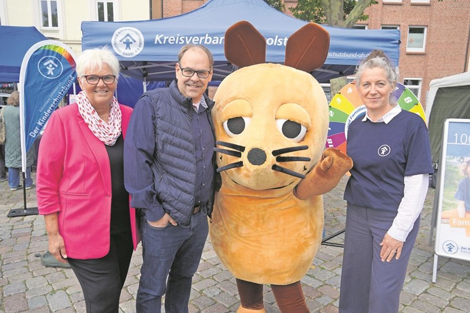 Kreispräsidentin Petra Kirner, Mirko Spieckermann, die Maus und Kerstin Olschowsky (v. lks.).