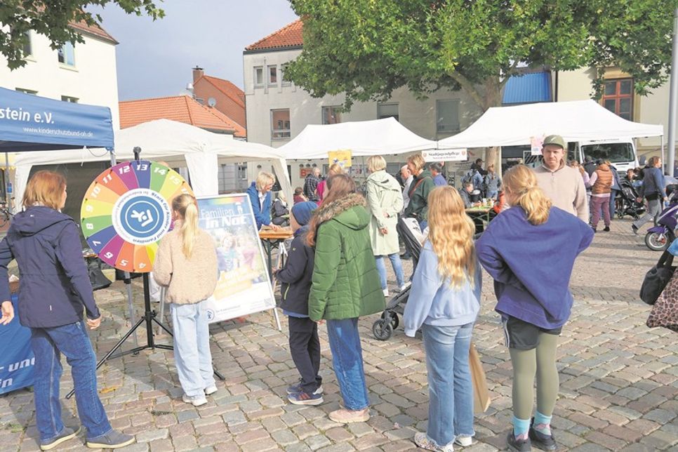 Anstehen beim Glücksrad.