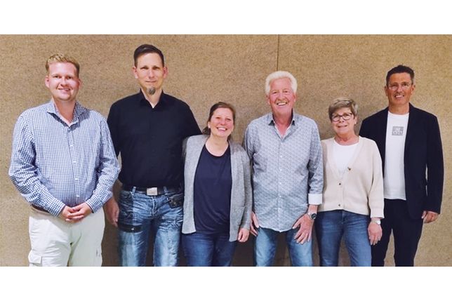 Bürgermeister Thomas Keller mit dem neuen Dorfvorstand Bettina Mett, Dorfvorsteher Kay-Uwe Westfahl, Charlotte Klusmann, stellv. Dorfvorsteher Sven Klusmann sowie Bürgervorsteher Daniel Thomaschewski.