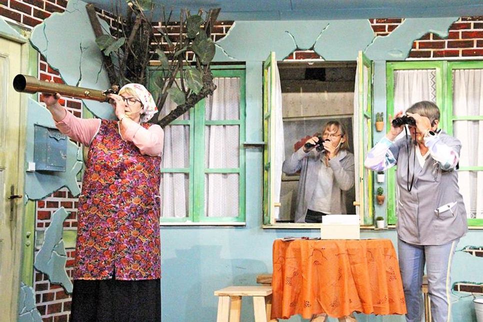 Was gibt’s Neues in der Nachbarschaft? fragen sich Anna Kooken (Claudia Rabe), Gisela Graubroth (Karola Sommer) und Hilde Pott (Marion Kecke, v.l.).