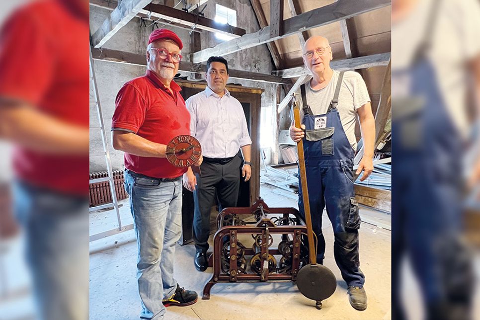 Im Giebel des früheren Amtsgerichtes in Bad Schwartau: Martin Stadermann (v.l.), Bauamtsleiter Dr. Akbar Nassery und Gernot Dürr.