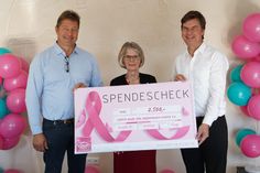 Thomas Knop übergab den Spendenscheck an Heidi Menorca und Prof. Dr. med. Thorsten Langer (v. lks.) von dem Verein Lübeck-Hilfe für krebskranke Kinder.