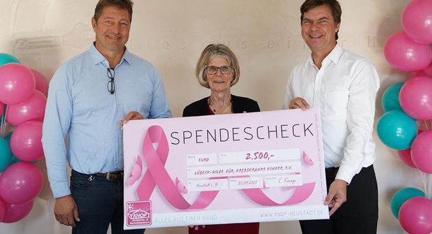 Thomas Knop übergab den Spendenscheck an Heidi Menorca und Prof. Dr. med. Thorsten Langer (v. lks.) von dem Verein Lübeck-Hilfe für krebskranke Kinder.