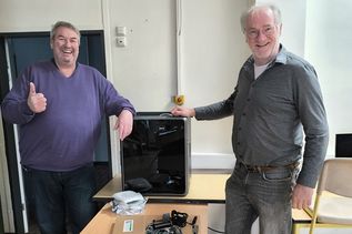 Schulleiter Jan-Eric Hertwig (re.) und der Vorsitzende des Fördervereins Martin Evers präsentieren den neuen 3D-Drucker.