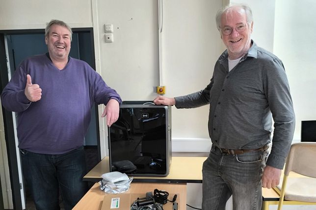 Schulleiter Jan-Eric Hertwig (re.) und der Vorsitzende des Fördervereins Martin Evers präsentieren den neuen 3D-Drucker.