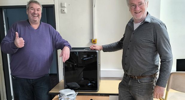 Schulleiter Jan-Eric Hertwig (re.) und der Vorsitzende des Fördervereins Martin Evers präsentieren den neuen 3D-Drucker.