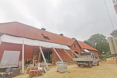 Die Hülle der Scheune auf dem Feddersen-Hof wird noch von Trägern gehalten, im Inneren ist der Rohbau der neuen Wohnungen und Gewerbeflächen fast vollendet.