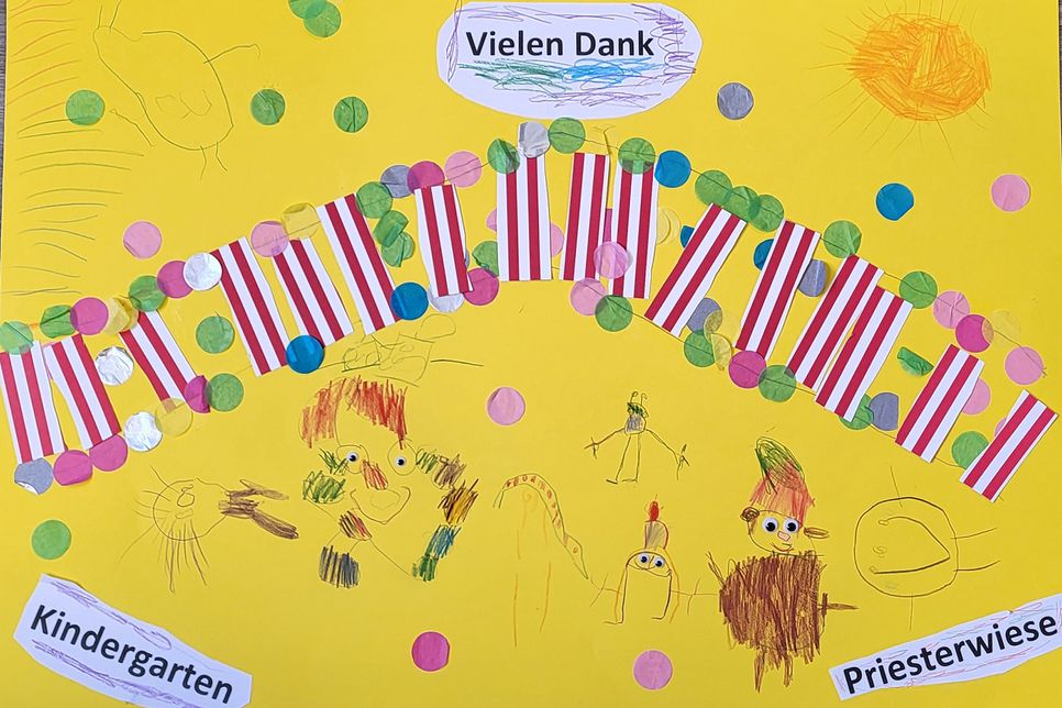 Mit einem selbstgemalten Plakat, das als Dankeschön an Oldenburgs famila-Warenhausleiter Selim Altindagoglu überreicht wurde, drückten die Kindergarten-Kinder des Kindergartens Priesterwiese ihre Vorfreude auf das Zirkus-Projekt aus.