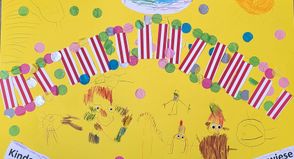 Mit einem selbstgemalten Plakat, das als Dankeschön an Oldenburgs famila-Warenhausleiter Selim Altindagoglu überreicht wurde, drückten die Kindergarten-Kinder des Kindergartens Priesterwiese ihre Vorfreude auf das Zirkus-Projekt aus.
