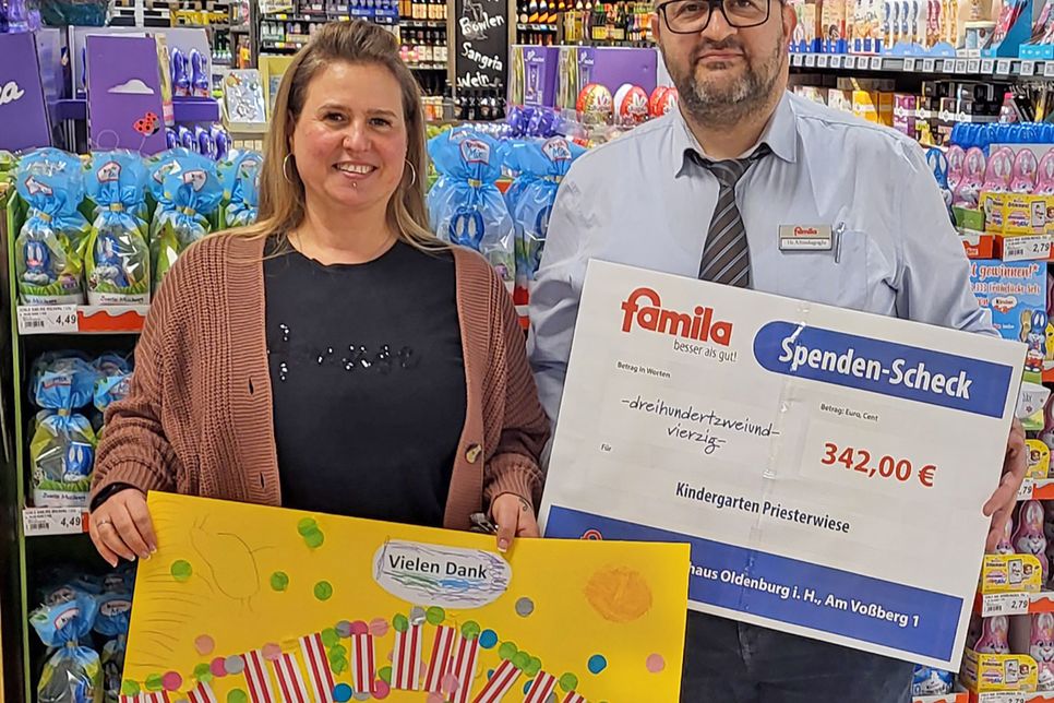 Glücklich nahm Frau Lorenz am 24. März im famila-Warenhaus am Voßberg 1 den symbolischen Scheck über 342,00 Euro entgegen, womit das Zirkus-Projekt finanziell auf festen Füßen steht und somit umgesetzt werden kann.