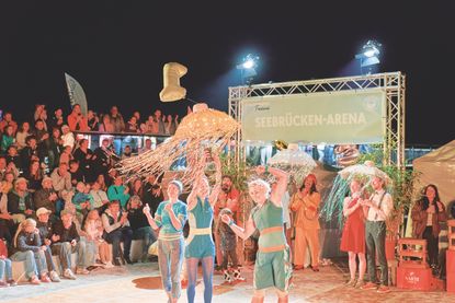Den ersten Platz sicherte sich in diesem Jahr Wise Fools aus Finnland und Südafrika – drei starke Frauen mit spektakulärer Luftakrobatik.