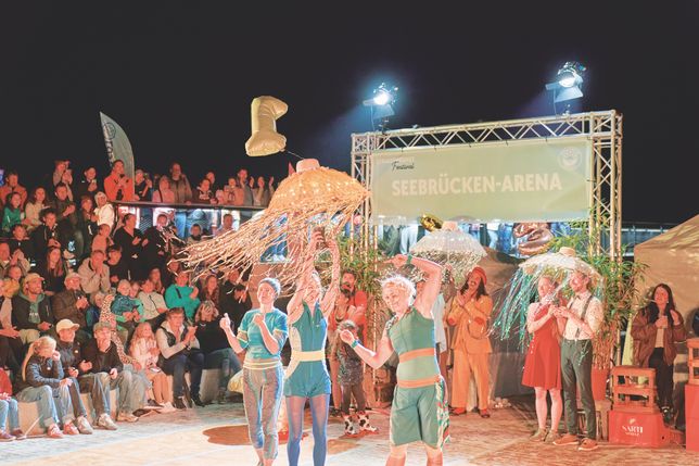 Den ersten Platz sicherte sich in diesem Jahr Wise Fools aus Finnland und Südafrika – drei starke Frauen mit spektakulärer Luftakrobatik.