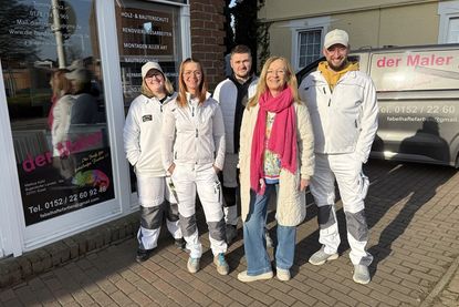 Das Team hinter zehn Jahren handwerklicher Qualität und Kreativität: Markus Kühl (re.) mit Annette Collberg (Büroleitung) sowie Malergeselle Alexander Jabobi und die Malergesellinnen Vivien Band und Melanie Struck (v. re.)