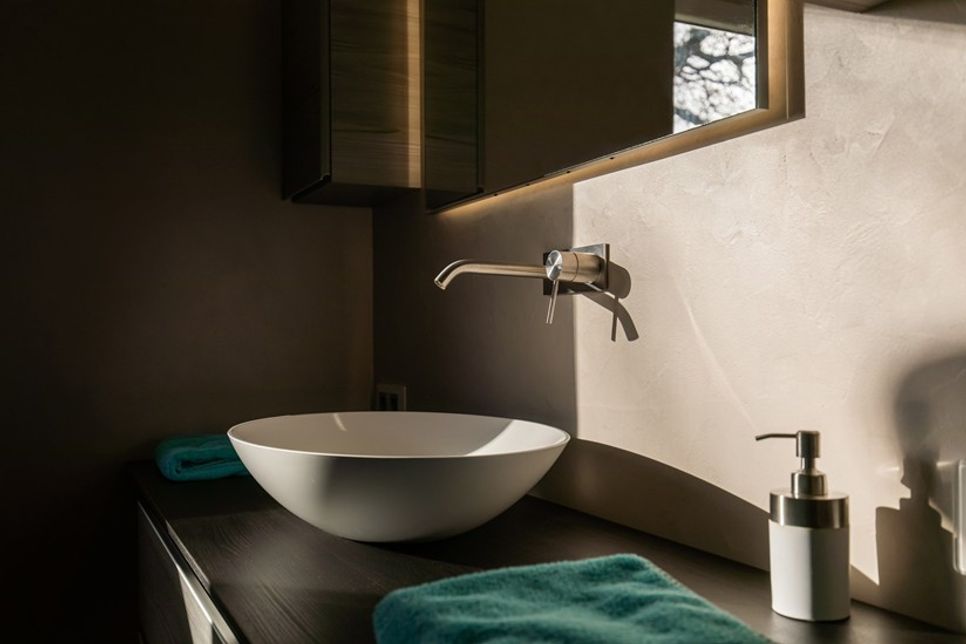 Auch im Detail zeigt sich die hochwertige Gestaltung: Fugenlose Wandflächen sorgen im Bad für eine edle und klare Atmosphäre.