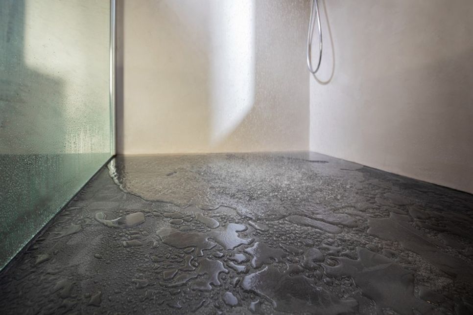 Die durchgehende Oberfläche im Duschbereich macht das Bad nicht nur optisch ruhig, sondern erleichtert auch Reinigung und Pflege.