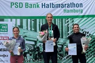 Erfolgreich beim PSD Halbmarathon 2026: Lili Schau (Mitte) vom TSV Neustadt.