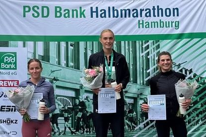 Erfolgreich beim PSD Halbmarathon 2026: Lili Schau (Mitte) vom TSV Neustadt.