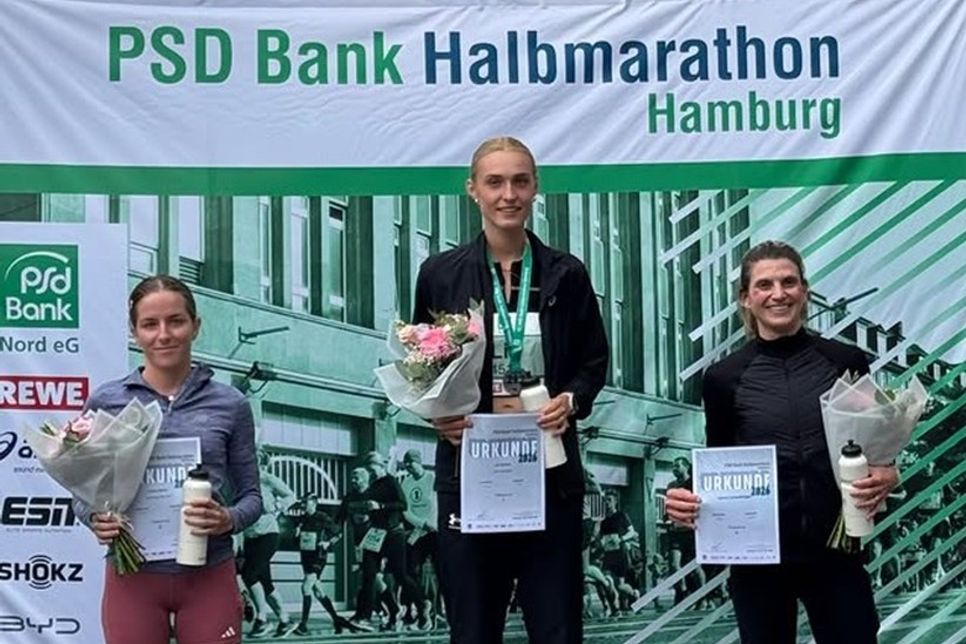 Erfolgreich beim PSD Halbmarathon 2026: Lili Schau (Mitte) vom TSV Neustadt.