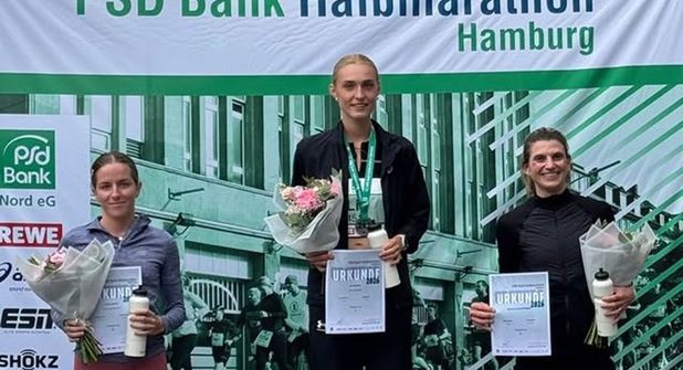 Erfolgreich beim PSD Halbmarathon 2026: Lili Schau (Mitte) vom TSV Neustadt.