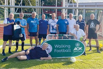 Andreas Merle (li.), Referent des SHFV, übergab einen Fußballsack mit Bällen und weiteren Trainingsutensilien fürs Walking Football an Günter Knebel (2. v. li.) und seine Teamkollegen des TSV Ratekau.