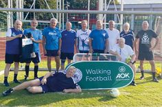 Andreas Merle (li.), Referent des SHFV, übergab einen Fußballsack mit Bällen und weiteren Trainingsutensilien fürs Walking Football an Günter Knebel (2. v. li.) und seine Teamkollegen des TSV Ratekau.