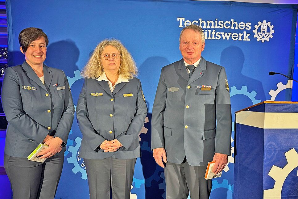 Andrea Hahn-Schumacher, die stellvertretende Landesbeauftragte im THW Länderverband Hamburg / Mecklenburg-Vorpommern / Schleswig-Holstein (Bildmitte) mit Miriam Ahrens und Dieter Constabel zur Amtsübergabe.
