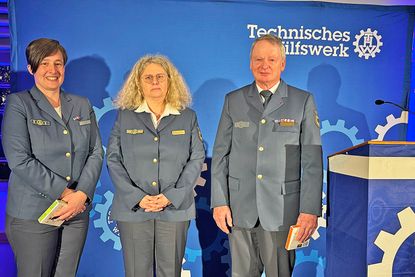 Andrea Hahn-Schumacher, die stellvertretende Landesbeauftragte im THW Länderverband Hamburg / Mecklenburg-Vorpommern / Schleswig-Holstein (Bildmitte) mit Miriam Ahrens und Dieter Constabel zur Amtsübergabe.