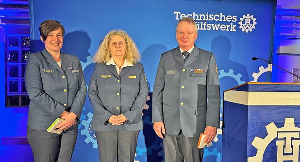 Andrea Hahn-Schumacher, die stellvertretende Landesbeauftragte im THW Länderverband Hamburg / Mecklenburg-Vorpommern / Schleswig-Holstein (Bildmitte) mit Miriam Ahrens und Dieter Constabel zur Amtsübergabe.