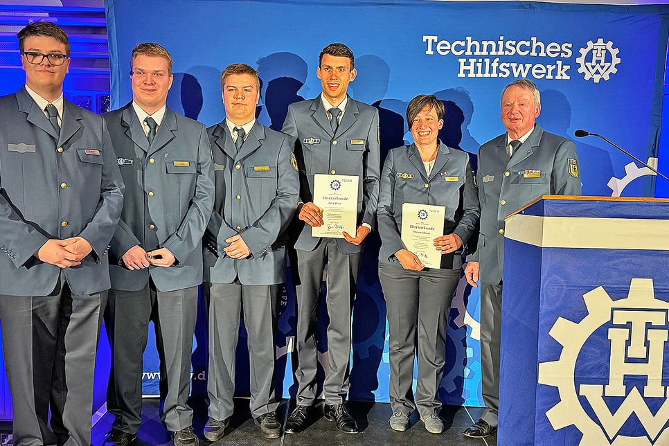 Im Rahmen der Amtsübergabe wurden die Geschwister Niels Becker, Yannik Becker, Lennart Becker, Jugendbetreuer Felix Mohr und Miriam Ahrens für 10 Jahre aktive Mitgliedschaft im THW geehrt. Mit auf dem Bild: Dieter Constabel.