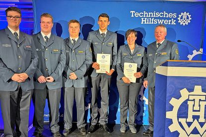 Im Rahmen der Amtsübergabe wurden die Geschwister Niels Becker, Yannik Becker, Lennart Becker, Jugendbetreuer Felix Mohr und Miriam Ahrens für 10 Jahre aktive Mitgliedschaft im THW geehrt. Mit auf dem Bild: Dieter Constabel.