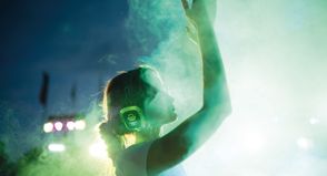 An vier Mittwochabenden wird am Scharbeutzer Jugendstrand die „Silent Disco“ angeboten.