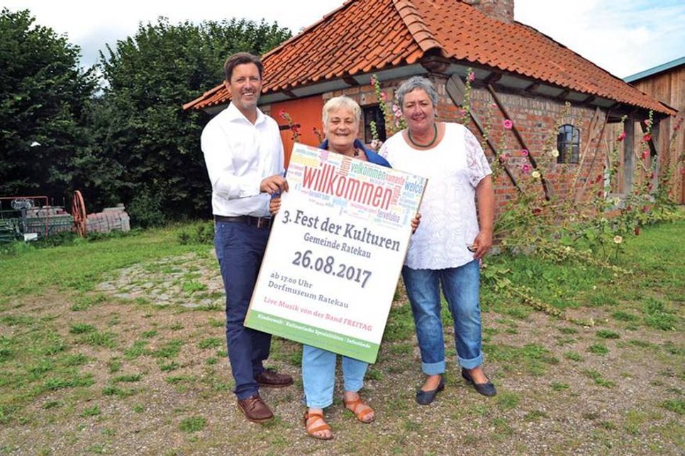 Bürgermeister Thomas Keller, Gaby Braune (Mitte) und Bürgervorsteherin Gaby Spiller freuen sich auf das dritte „Fest der Kulturen“ am 26. August in Ratekau. (Foto: René Kleinschmidt)
