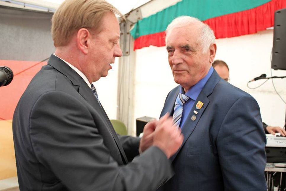 Und noch ein Abzeichen. Ingo Gädechens (lks.) heftet Heinrich Plön eine Auszeichnung ans Jacket.