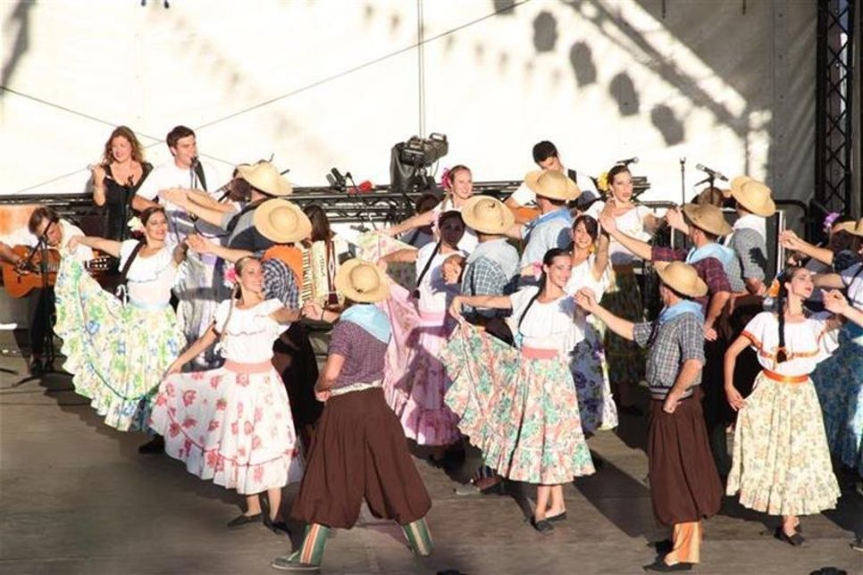 Die Auftritte der einzelnen Gruppen finden hauptsächlich auf der großen Bühne auf dem Neustädter Marktplatz statt. (Archivbild)