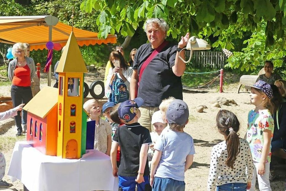 Eine Kirche ganz für sie alleine haben nun die Kinder der KiTa an der Osterkirche. Mit Wetterhahn, der beim großen Kirchweihfest am Freitag feierlich auf die Turmspitze gesetzt wurde, mit Schatzkiste, Drachen und einem Telefon mit direktem Draht nach oben