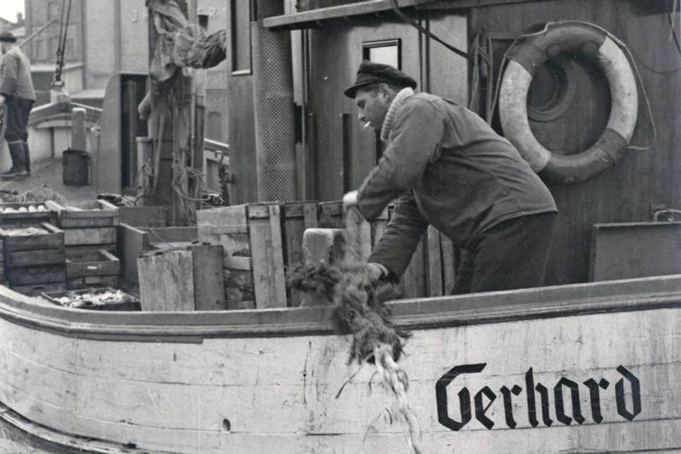 Fischer auf Kutter im Hafen (Bildrechte: Helmut Seidel).
