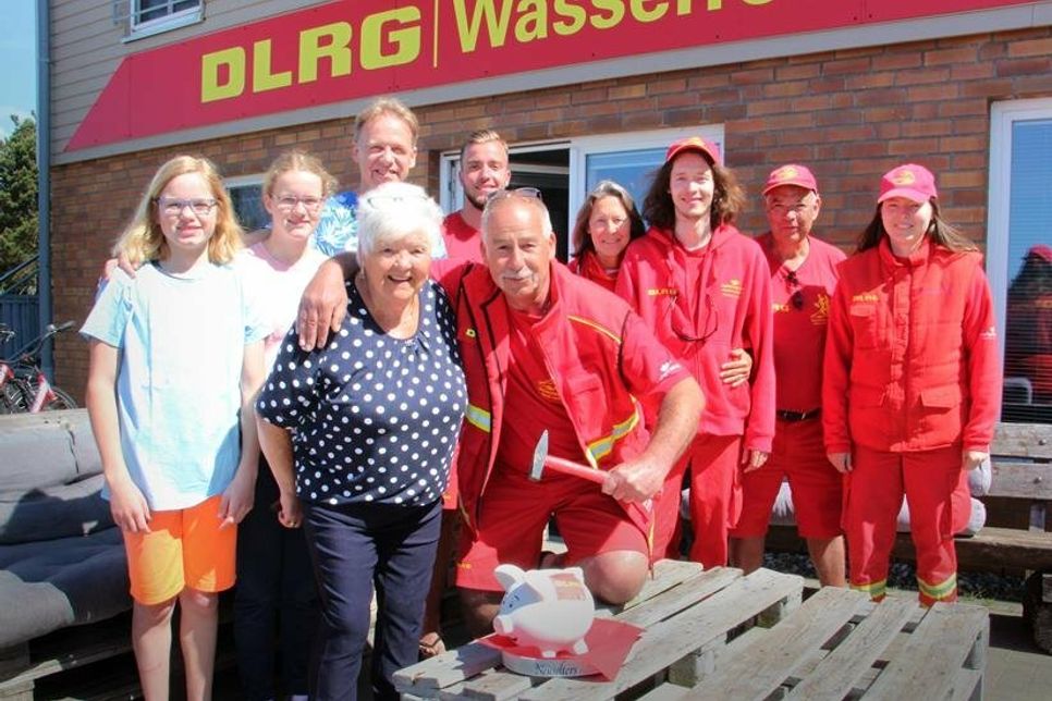Statt des Hammers kam beim Öffnen des Sparschweins am Ende doch der Schlüssel zum Einsatz. Das Team der DLRG-Ortsgruppe Bonn um Wachführer Heinz Gerlach (5. v. re.) mit Heidi Nitsche und Michael Witte (3. v. lks.).