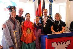 Empfang im Rathaus unter anderem mit „Kotti“ aus Korea: Die Folkloregruppen ließen sich gemeinsam mit Bürgermeister Mirko Spieckermann (2. v. re.) und den beiden Kuratoriumsvorsitzenden Uwe Muchow (2. v. lks.) und Barbara Helbach (re.) ablichten.