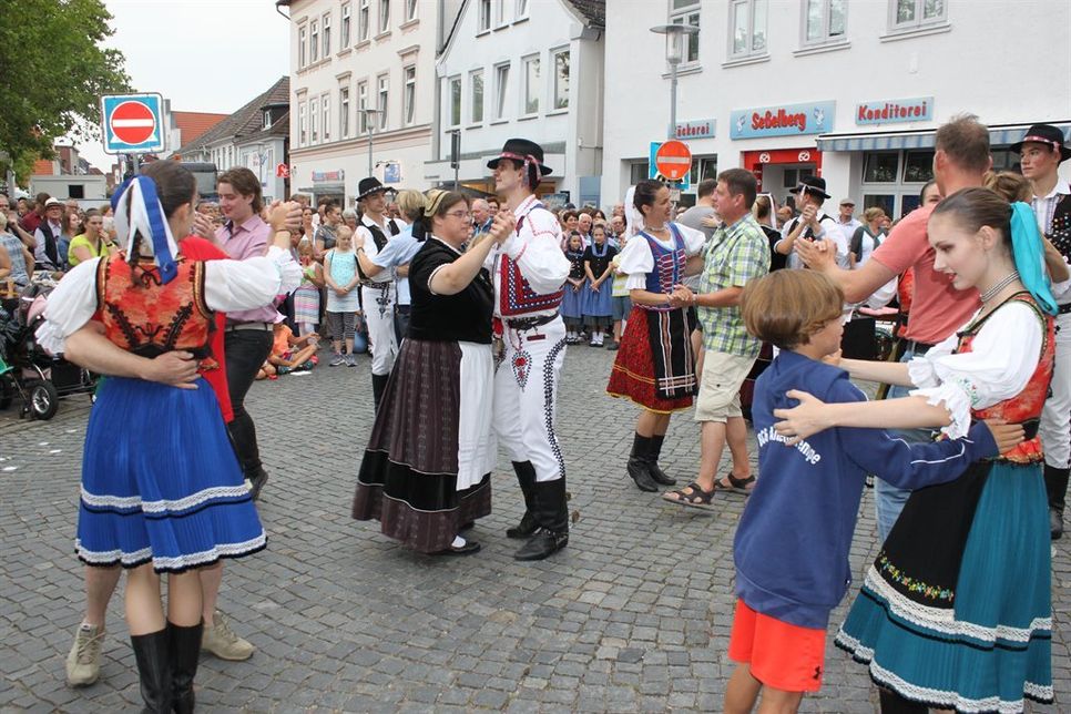 Bunte Trachten und tanzfreudige Neustädter beherrschten am Montagabend das Stadtbild.