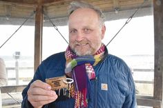 Ein besonderes Souvenir: Strandkorbvermieter Thomas Witting hat Schlüsselanhänger aus dem Holz der alten Haffkruger Seebrücke entworfen.