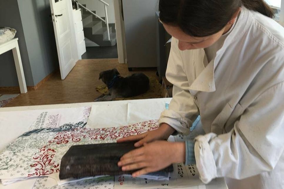 Tochter Smilla lernt die Kunst des Handdruckens mit viel Geschick und Freude bei ihrem Vater.