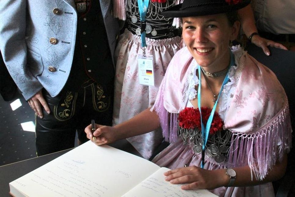 Die Folkloregäste durften sich in das Goldene Buch der Stadt Neustadt eintragen.